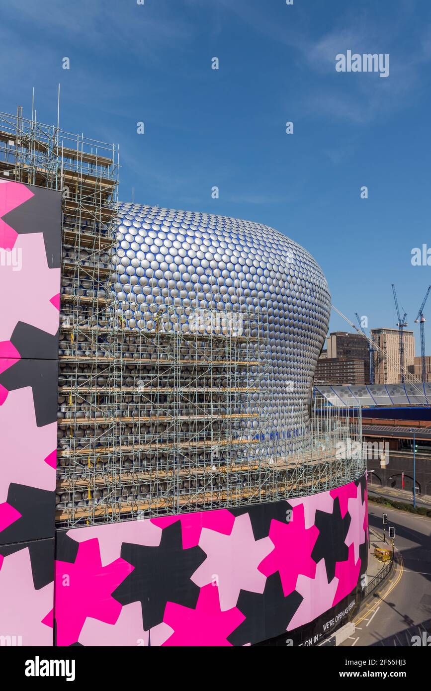 Des échafaudages sont érigés autour du bâtiment emblématique et distinctif de Selfridges À Birmingham, pendant que les disques en aluminium sont nettoyés et nettoyés Banque D'Images