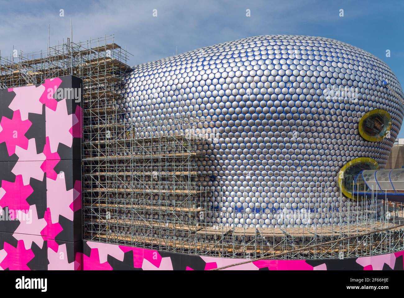 Des échafaudages sont érigés autour du bâtiment emblématique et distinctif de Selfridges À Birmingham, pendant que les disques en aluminium sont nettoyés et nettoyés Banque D'Images