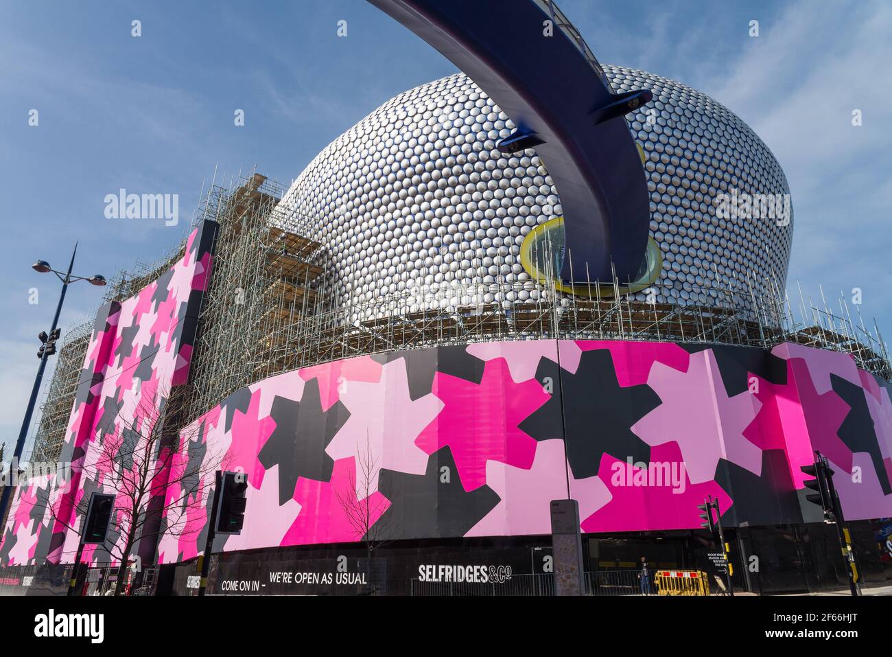 Des échafaudages sont érigés autour du bâtiment emblématique et distinctif de Selfridges À Birmingham, pendant que les disques en aluminium sont nettoyés et nettoyés Banque D'Images Des échafaudages sont érigés autour du bâtiment emblématique et distinctif de Selfridges À Birmingham, pendant que les disques en aluminium sont nettoyés et nettoyés Banque D'Images