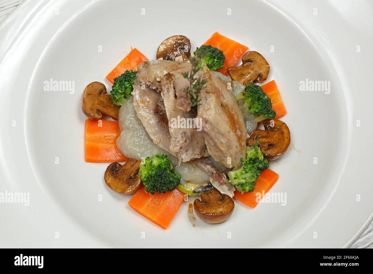 Oiseau de gibier à caille grillé avec champignons et légumes vue sur le dessus Banque D'Images