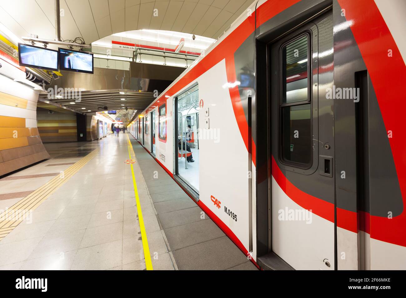 Santiago du Chili, région Metropolitana, Chili - train avant le départ au métro de Santiago. Banque D'Images