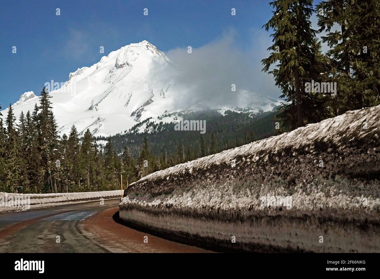 La neige épaisse couvre les pentes du mont Hood, le plus haut sommet de l'Oregon, en mars. Banque D'Images