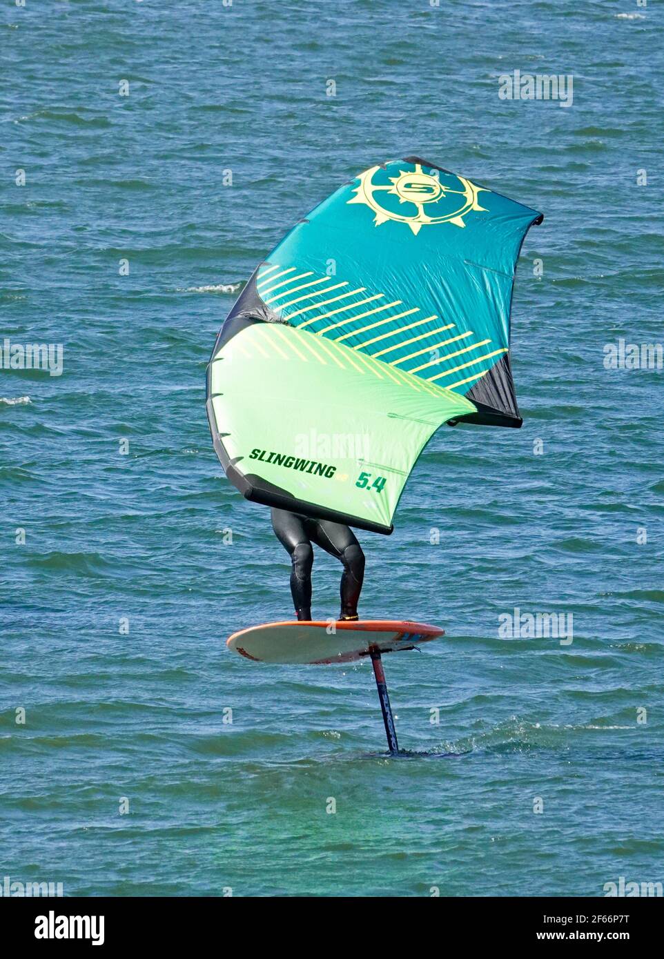 Un homme naviguant sur le fleuve Columbia dans la gorge du fleuve Columbia près de Hood River, Oregon, sur une feuille d'aile, ou Sling Wing, ou Slingshot, à bord. Banque D'Images