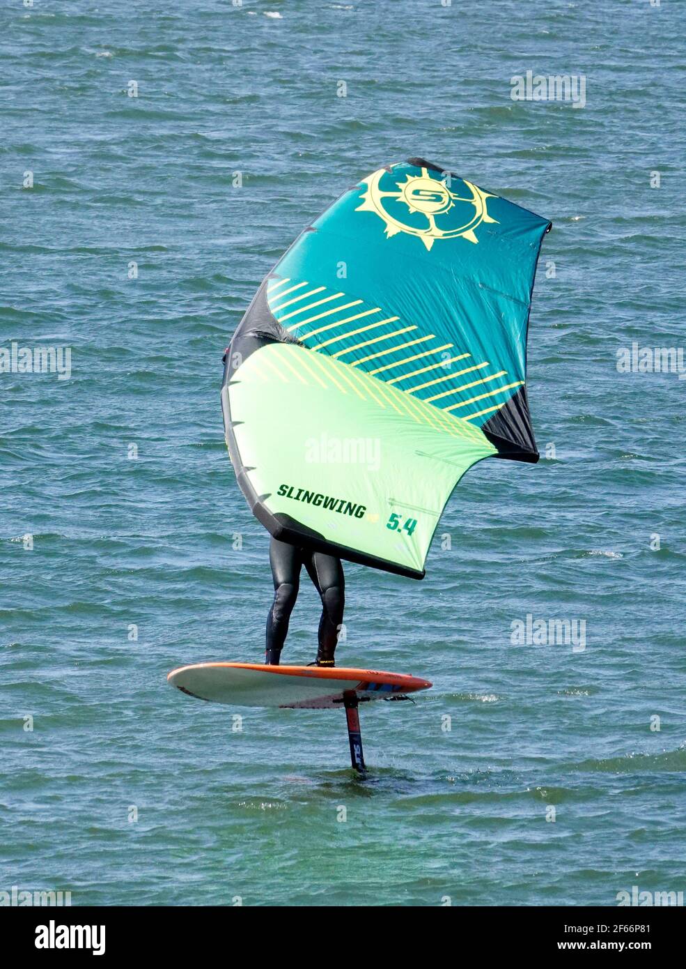 Un homme naviguant sur le fleuve Columbia dans la gorge du fleuve Columbia près de Hood River, Oregon, sur une feuille d'aile, ou Sling Wing, ou Slingshot, à bord. Banque D'Images