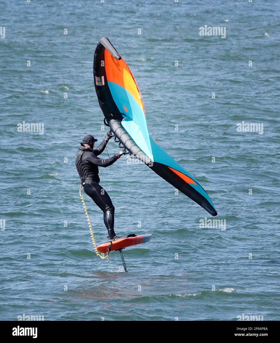 Un homme naviguant sur le fleuve Columbia dans la gorge du fleuve Columbia près de Hood River, Oregon, sur une feuille d'aile, ou Sling Wing, ou Slingshot, à bord. Banque D'Images