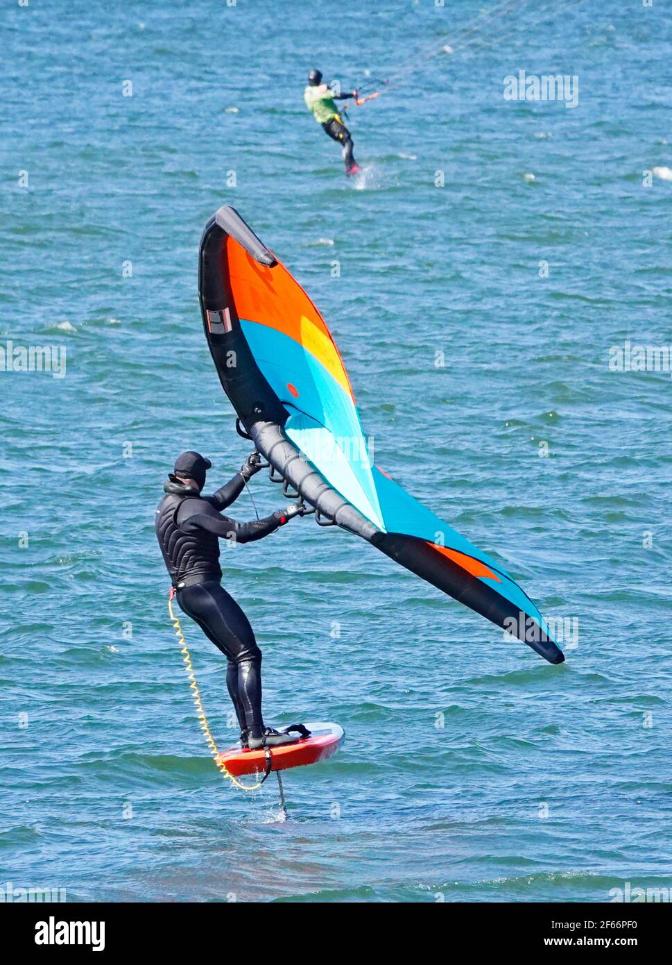 Un homme naviguant sur le fleuve Columbia dans la gorge du fleuve Columbia près de Hood River, Oregon, sur une feuille d'aile, ou Sling Wing, ou Slingshot, à bord. Banque D'Images