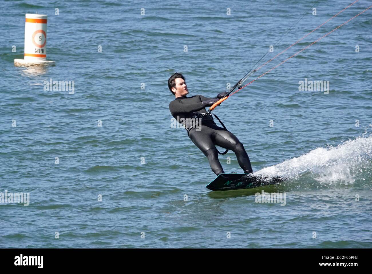 Un kite-board ou un cerf-volant naviguant sur le fleuve Columbia près de Hood River, Oregon. Banque D'Images