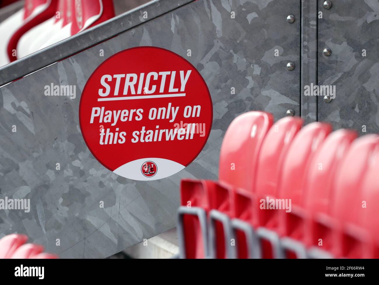 Un signe lisant strictement les joueurs seulement sur le Stairwell Banque D'Images
