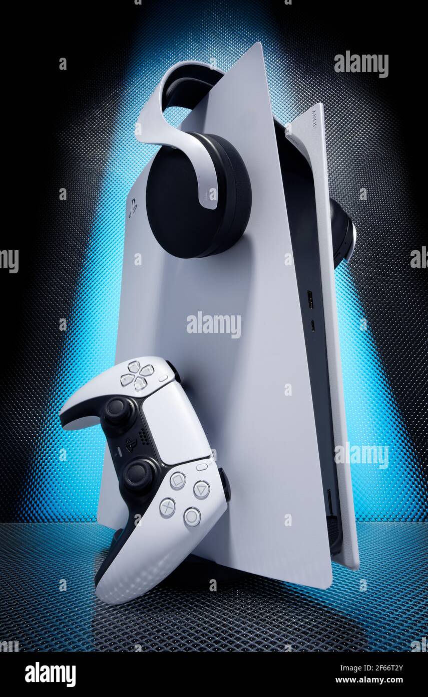 Sony PlayStation 5. PS5. Avec contrôleur DualSense et casque Pulse 3D Photo  Stock - Alamy