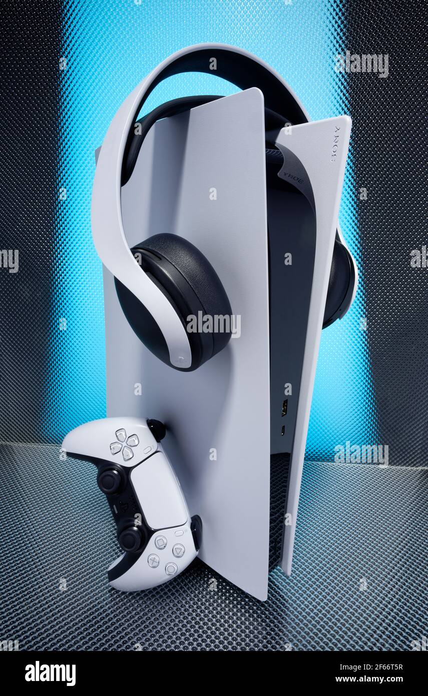 Sony PlayStation 5. PS5. Avec contrôleur DualSense et casque Pulse 3D Photo  Stock - Alamy