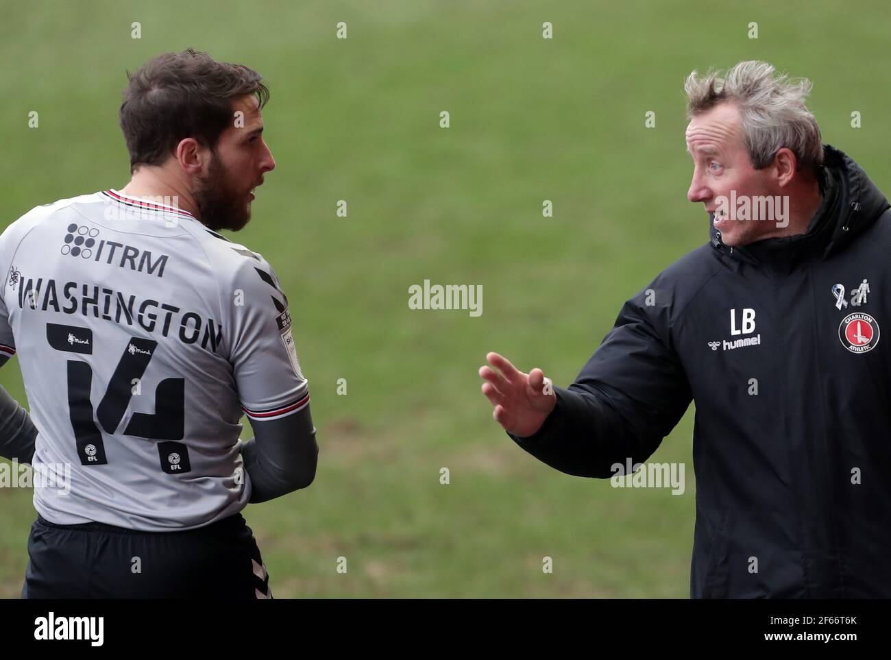 Charlton Athletic's Conor Washington parle au Manager Lee Bowyer Banque D'Images