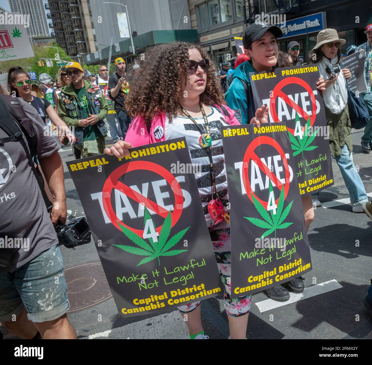 New York, États-Unis. 05e mai 2018. Les défenseurs de la légalisation de la marijuana défilés à New York le samedi 5 mai 2018 au NYC Cannabis Parade annuel. La marche a inclus un large éventail de données démographiques, de la génération du millénaire aux vieux hippies. Les participants au défilé appellent à la légalisation de la marijuana pour des traitements médicaux et pour des usages récréatifs. (Photo de Richard B. Levine) crédit: SIPA USA/Alay Live News Banque D'Images