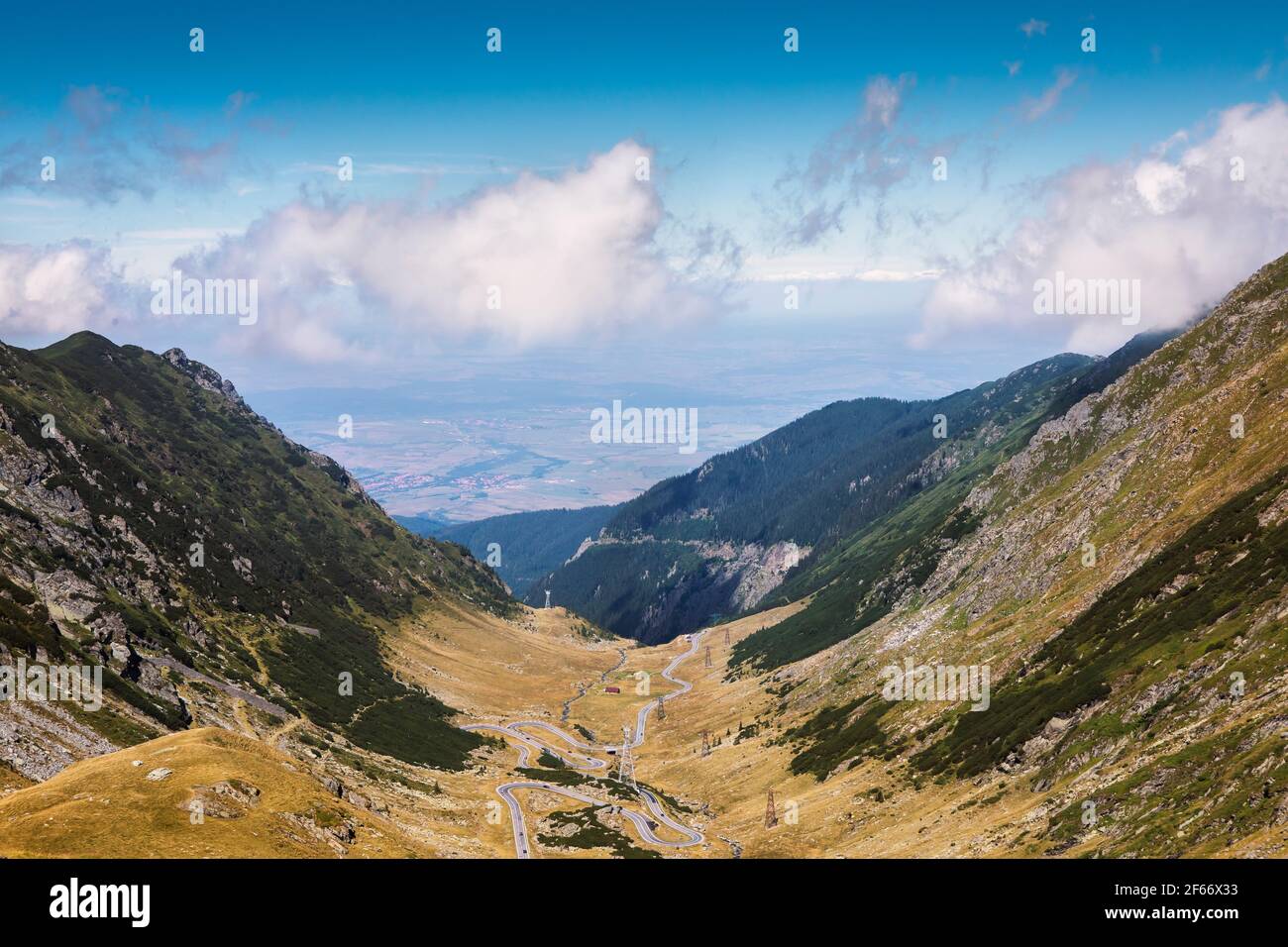 Vue fantastique sur les serpentins de la route de montagne Transfagaras, Roumanie. L'une des routes les plus sinueuses du monde. Destination touristique populaire dans la Fagar Banque D'Images