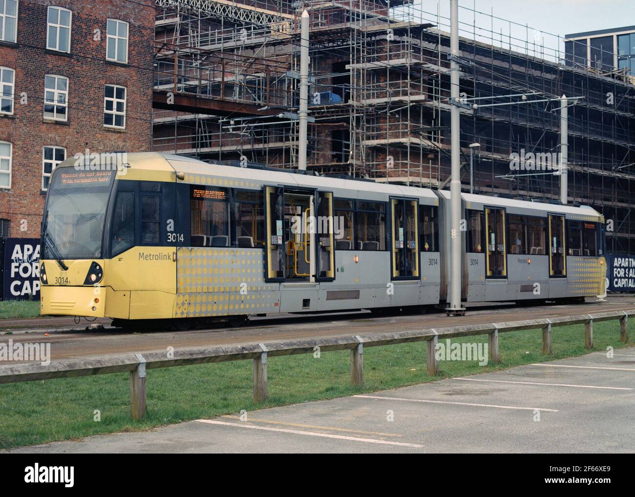 Manchester, Royaume-Uni - septembre 2020 : un tramway Metrolink (Bombardier M5000) à la voie d'accès près de la gare de Manchester Piccadilly. Banque D'Images