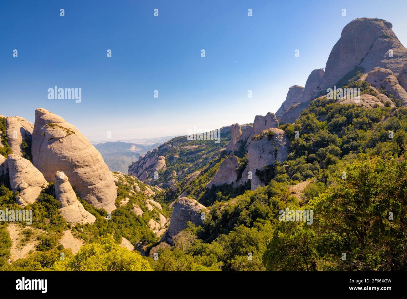 Vue sur le sommet de Gorra Frigia et les crêtes de la chaîne de montagnes des Lluerners. Parc naturel du massif de Montserrat, Catalogne, Espagne. Banque D'Images