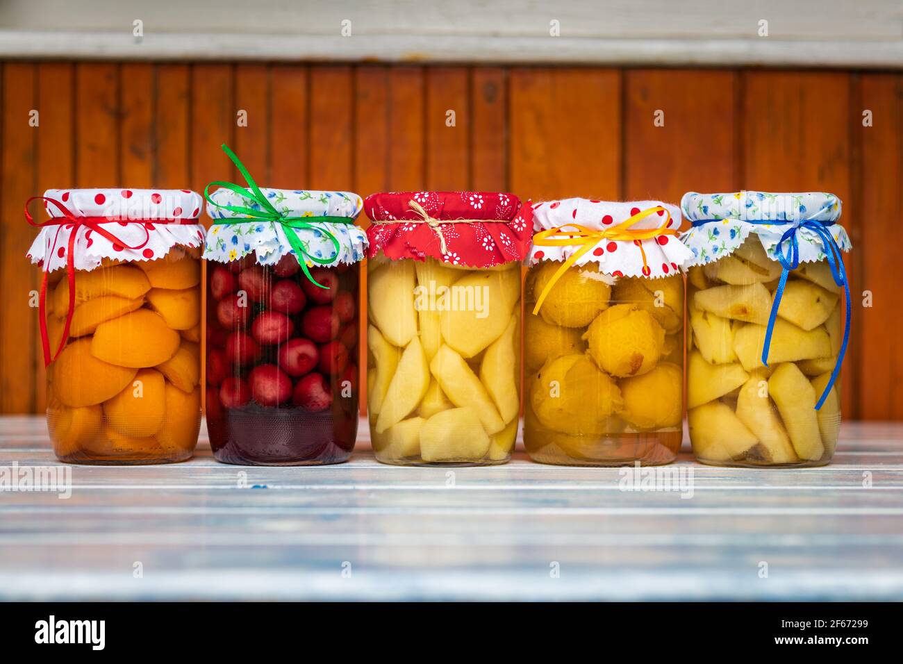 Plats conservés dans un pot, compote de fruits sur une table en bois. Variété de fruits conservés maison dans la cuisine. Compotes d'abricot, de cerise, de poire, de prune et de pomme Banque D'Images
