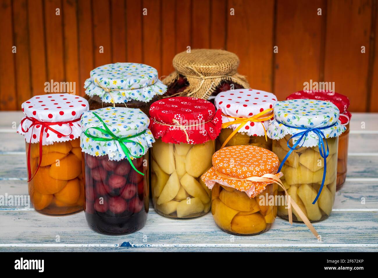 Variété de compote de fruits en pots. Plats maison conservés sur une table en bois. Doux fruité aigre. Concept alimentaire Banque D'Images