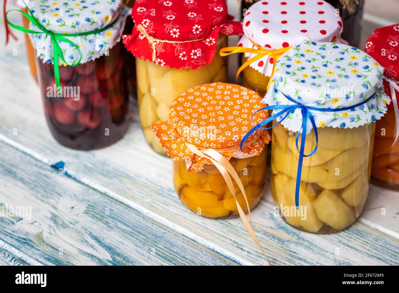 Plats maison conservés, compote de fruits dans un pot. Variété de compotes de fruits diferents sur table en bois blanc. Concept de nourriture bio douce Banque D'Images