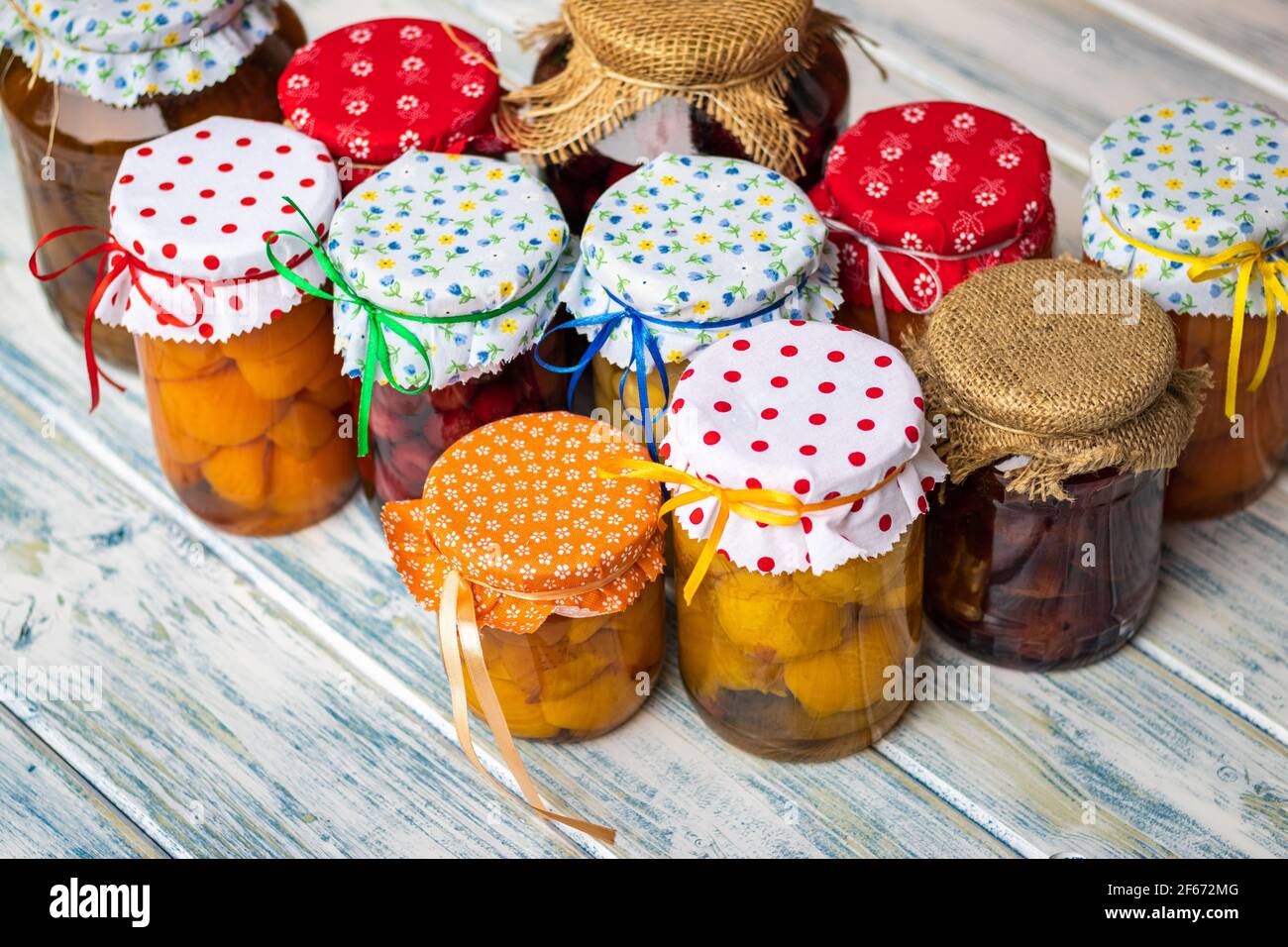 Plats maison conservés sur une table en bois, compote de fruits dans un pot. Concept de nourriture bio douce. Banque D'Images