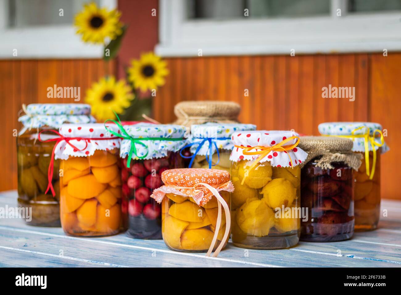 Compote de fruits maison sur table, mise au point sélective. Aliments bio conservés en pots. Compotes pêche, abricot, cerise, pomme, poire et prune Banque D'Images