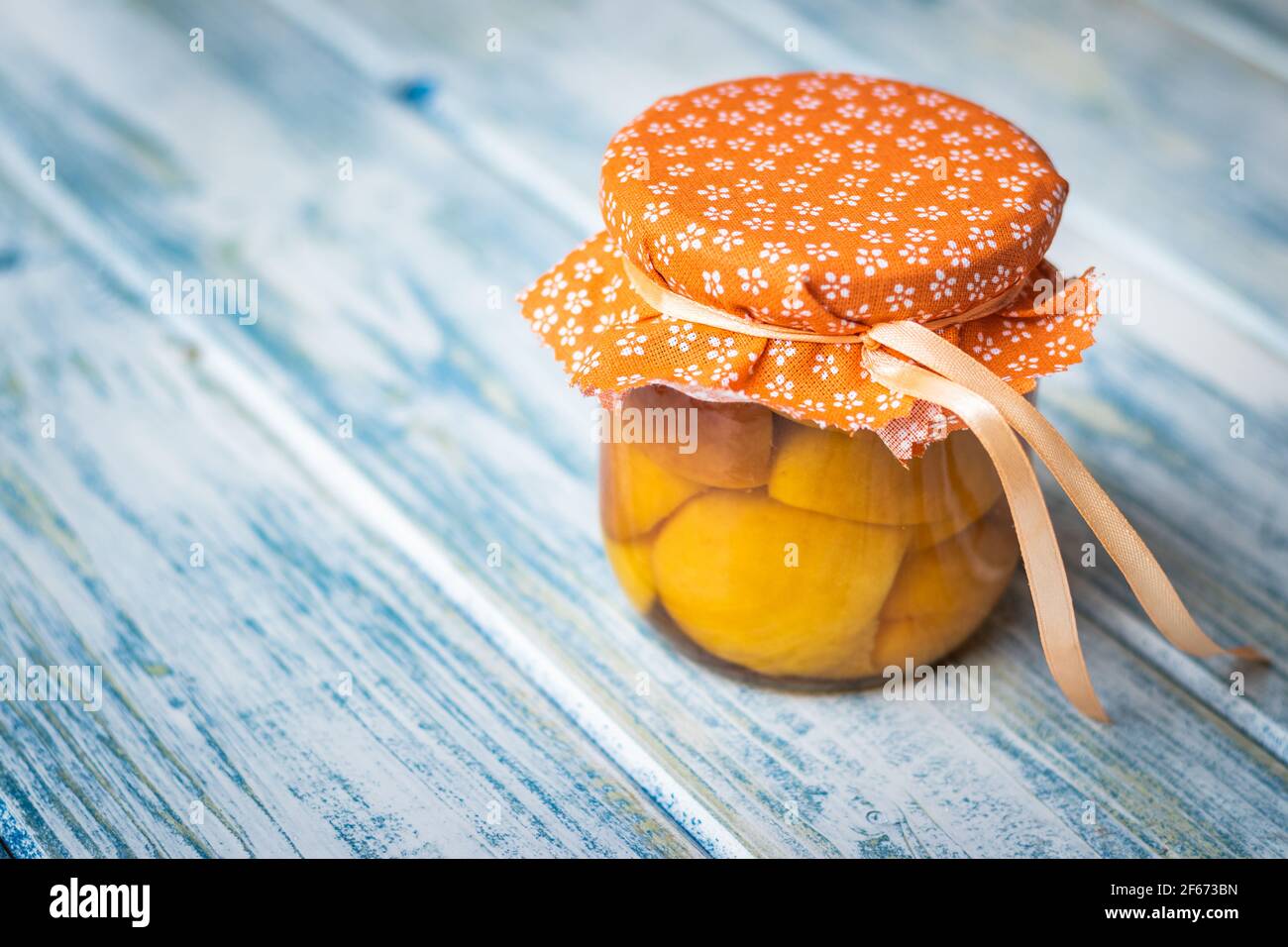 Compote de fruits de pêche sur table. Aliments conservés dans un pot. Concept alimentaire avec espace de copie Banque D'Images