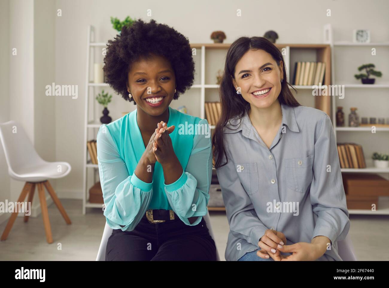 Portrait d'un partenaire afro-américain et caucasien en train de rire appareil photo Banque D'Images