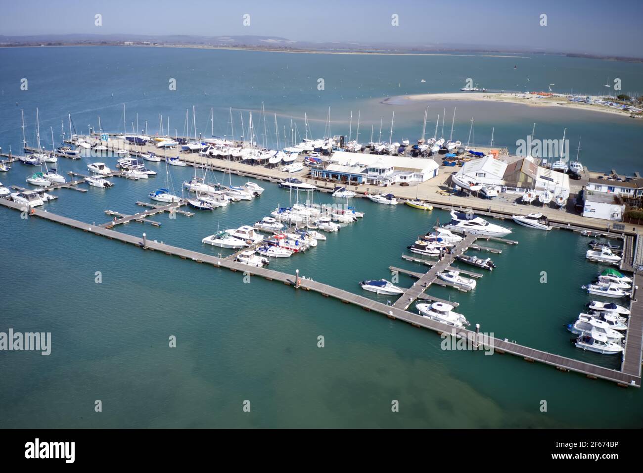 Sparkes Marina pleine de yachts amarrés et de bateaux situés sur la rive est de l'île Hayling sur l'estuaire, vue aérienne. Banque D'Images