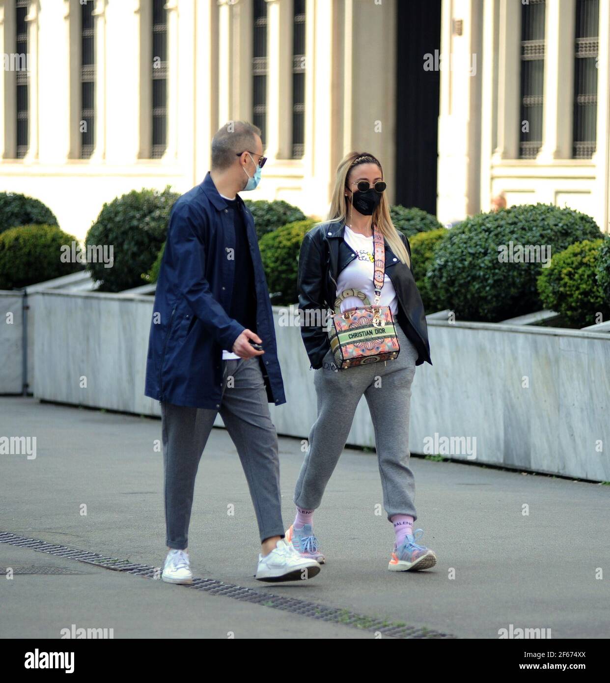 Milan, Diletta Leotta nouveau look dans le centre Diletta Leotta surpris de  marcher dans les rues du centre avec un nouveau look. Pas de vêtements  élégants, mais une veste en cuir, un