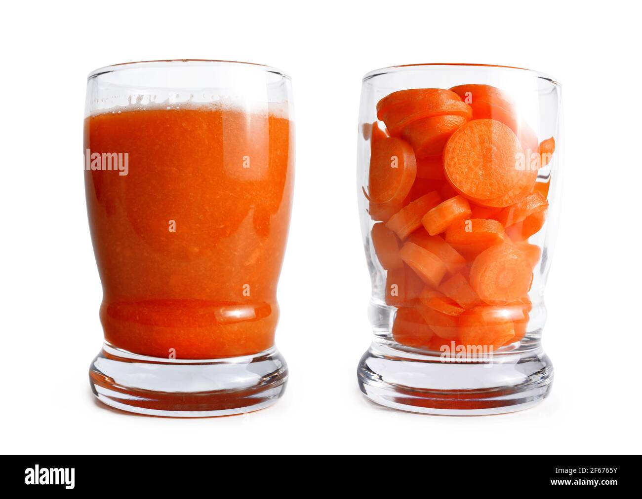 Smoothie de carottes fraîches dans un verre isolé sur fond blanc. Banque D'Images