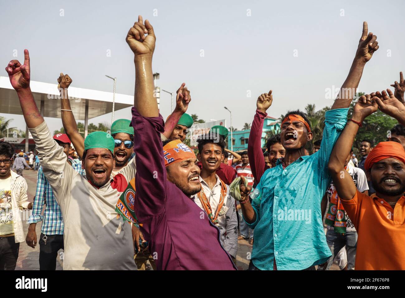 Les partisans du Bhartiya Janta Party (BJP) scandent les slogans « Jai Shree Raam » et font des gestes lors du dernier rassemblement de campagne électorale organisé par les partisans du BJP à Nandigram avant les élections à l'Assemblée du Bengale occidental. (Photo de JIT Chattopadhyay / SOPA Images / Sipa USA) Banque D'Images
