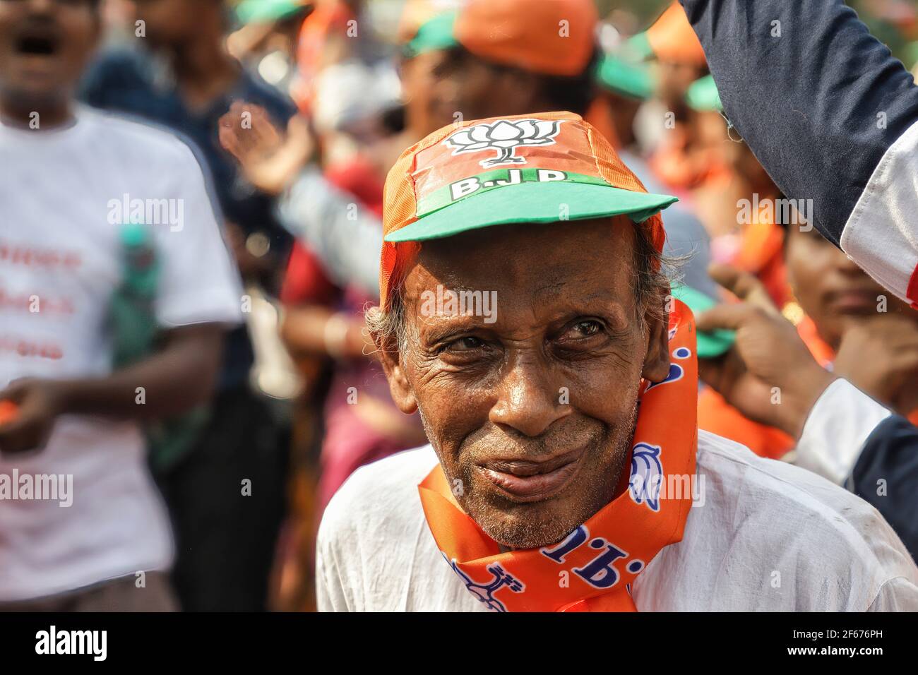 Un ancien Bhartiya Janta Party (BJP) partisan de Nandigram portant une casquette imprimée avec le symbole BJP lors du dernier rassemblement de campagne électorale organisé par les partisans de BJP de Nandigram avant les élections à l'Assemblée du Bengale occidental. (Photo de JIT Chattopadhyay / SOPA Images / Sipa USA) Banque D'Images