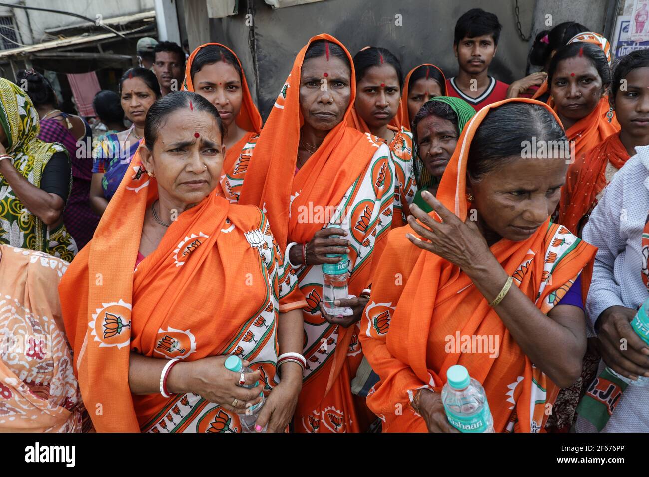 Les femmes partisans du Bhartiya Janta Party (BJP) portent des sares imprimés avec le symbole BJP lors du dernier rassemblement de campagne électorale organisé par les partisans du BJP à Nandigram avant les élections à l'Assemblée du Bengale occidental. (Photo de JIT Chattopadhyay / SOPA Images / Sipa USA) Banque D'Images