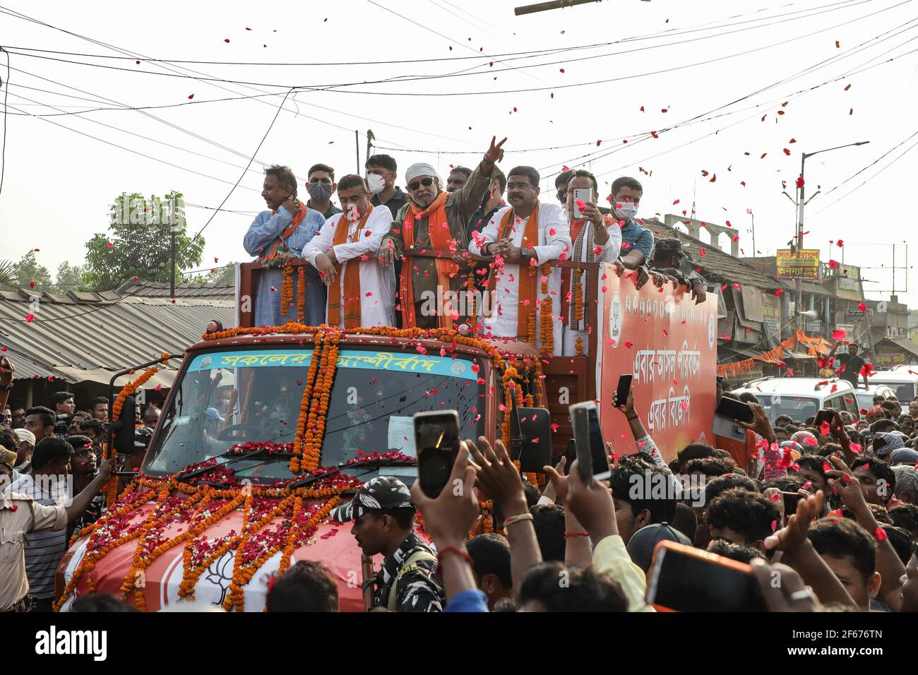 L'acteur indien célèbre ainsi que l'activiste du BJP (Bhartiya Janta Party) Mithun Chakraborty conduisent un convoi et fait un geste de victoire lors du dernier rassemblement de campagne électorale organisé par les partisans du BJP de Nandigram avant les élections de l'Assemblée du Bengale occidental. (Photo de JIT Chattopadhyay / SOPA Images / Sipa USA) Banque D'Images