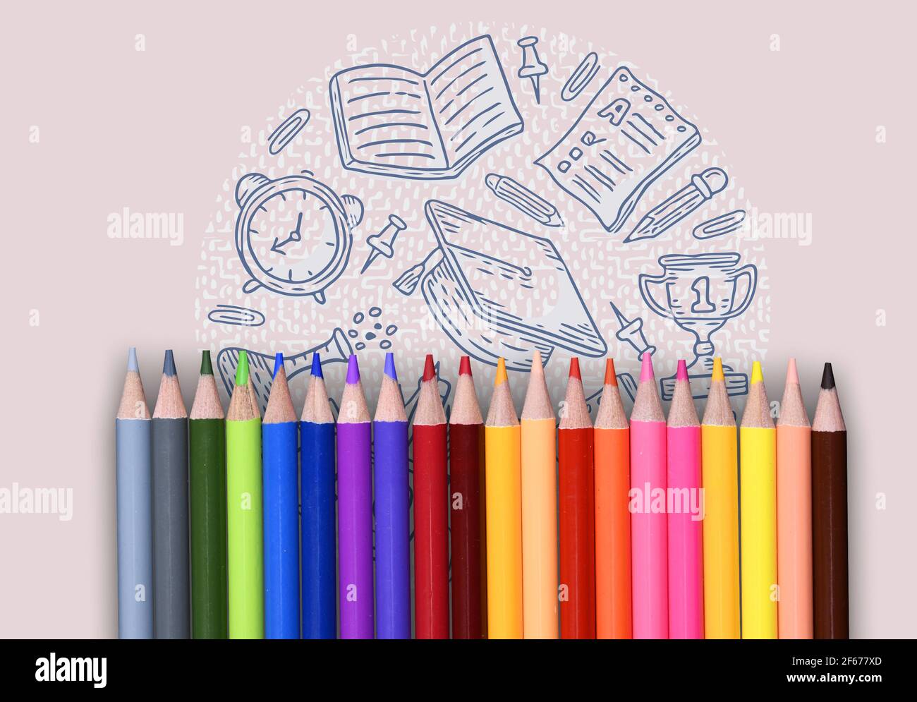 Crayons de couleur isolés sur fond beige, vue du dessus. Contexte du concept scolaire. Banque D'Images