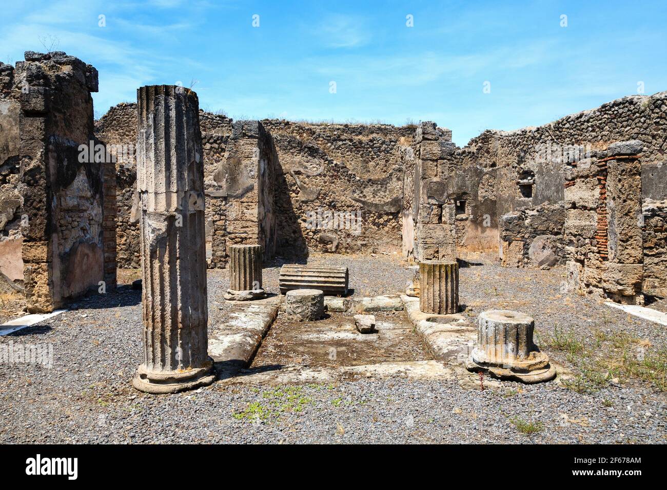 Colonnes romaines autour de l'impluvium dans l'atrium d'un Domus de Pompéi en ruines, en Italie Banque D'Images