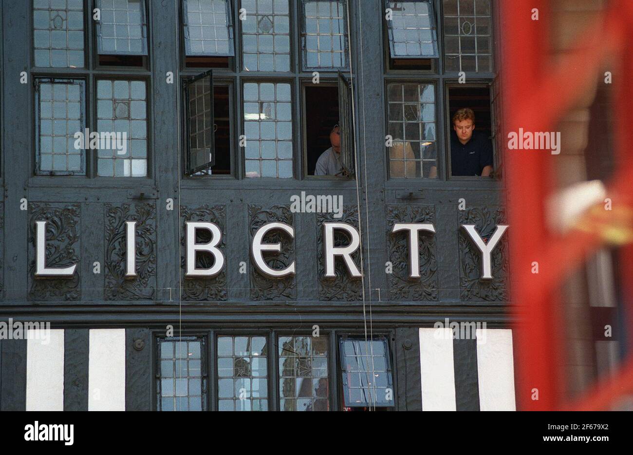 Boutiques Liberty. Travailleurs regardant par la fenêtre à l'étage de liberty's sop dans Argyll Street Banque D'Images