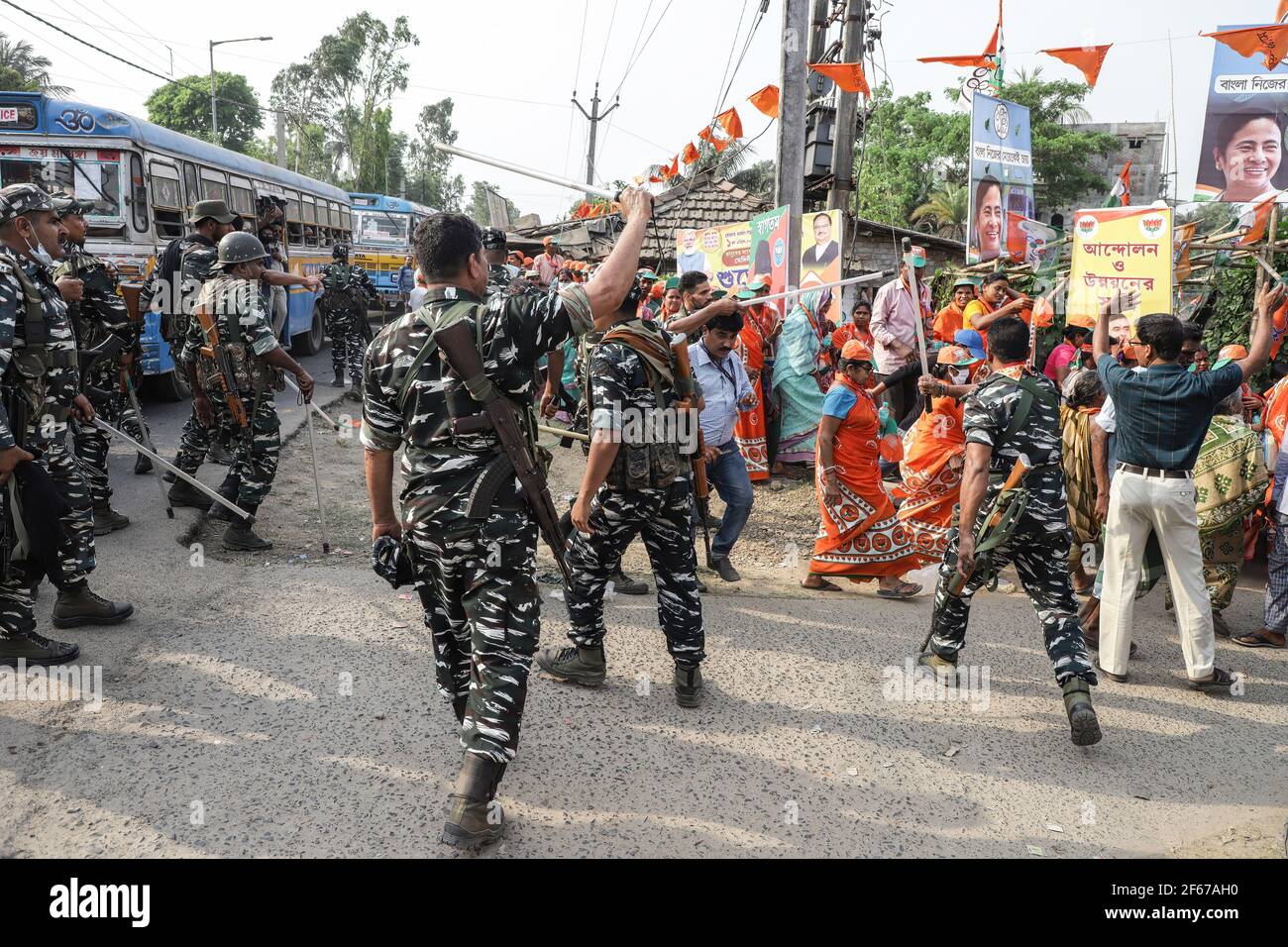 Nandigram, Inde. 30 mars 2021. Le déploiement des forces de police centrales commence à porter des charges lors du dernier rassemblement de campagne électorale organisé par le Parti Bhartiya Janta (BJP) à Nandigram avant les élections à l'Assemblée du Bengale occidental. Crédit : SOPA Images Limited/Alamy Live News Banque D'Images