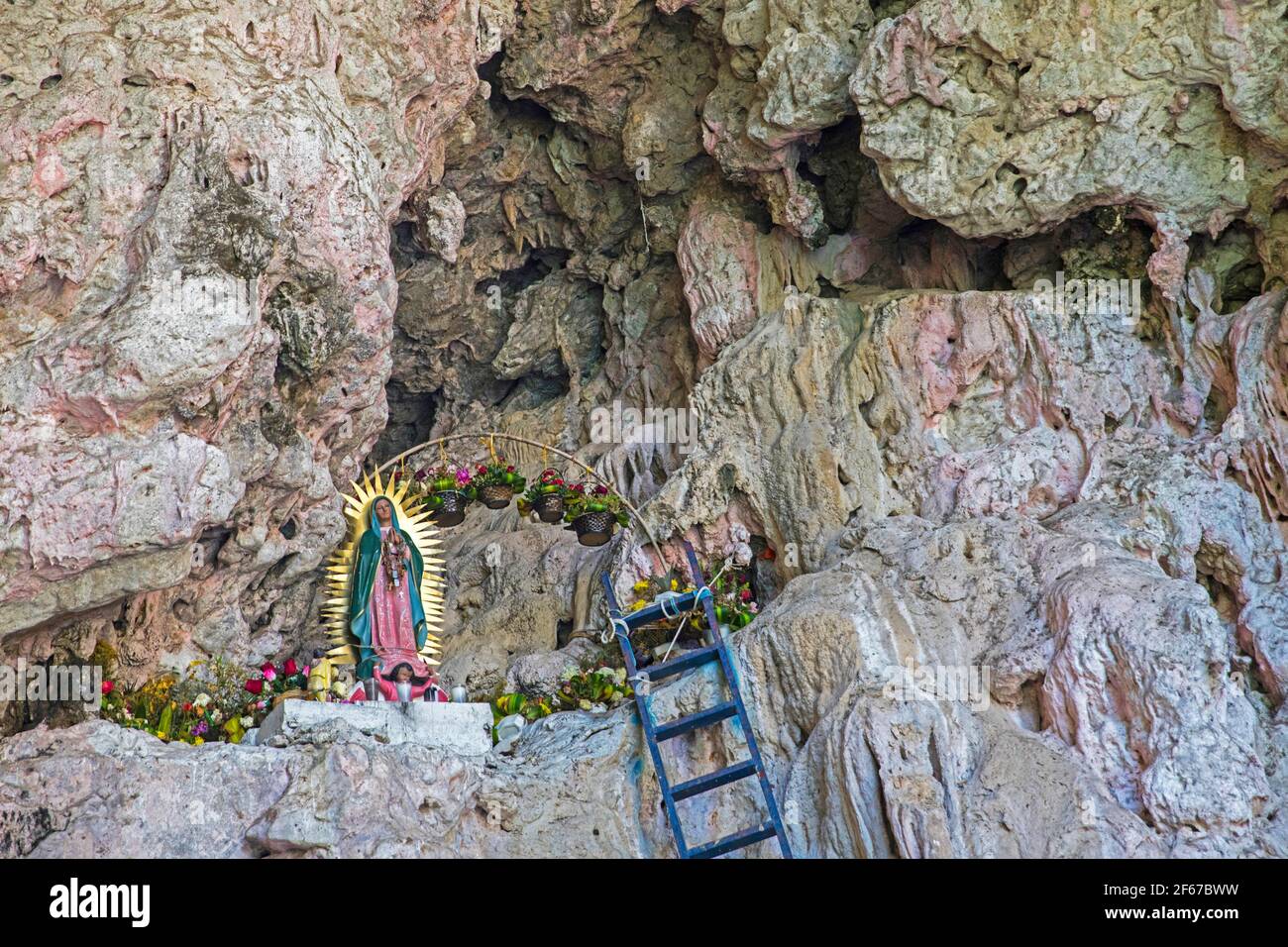 Sanctuaire à l'intérieur de la Cueva de los Colores / Grotte des couleurs dans le Parc National du Sumidero Canyon près de Chiapa de Corzo, Chiapas, au sud du Mexique Banque D'Images