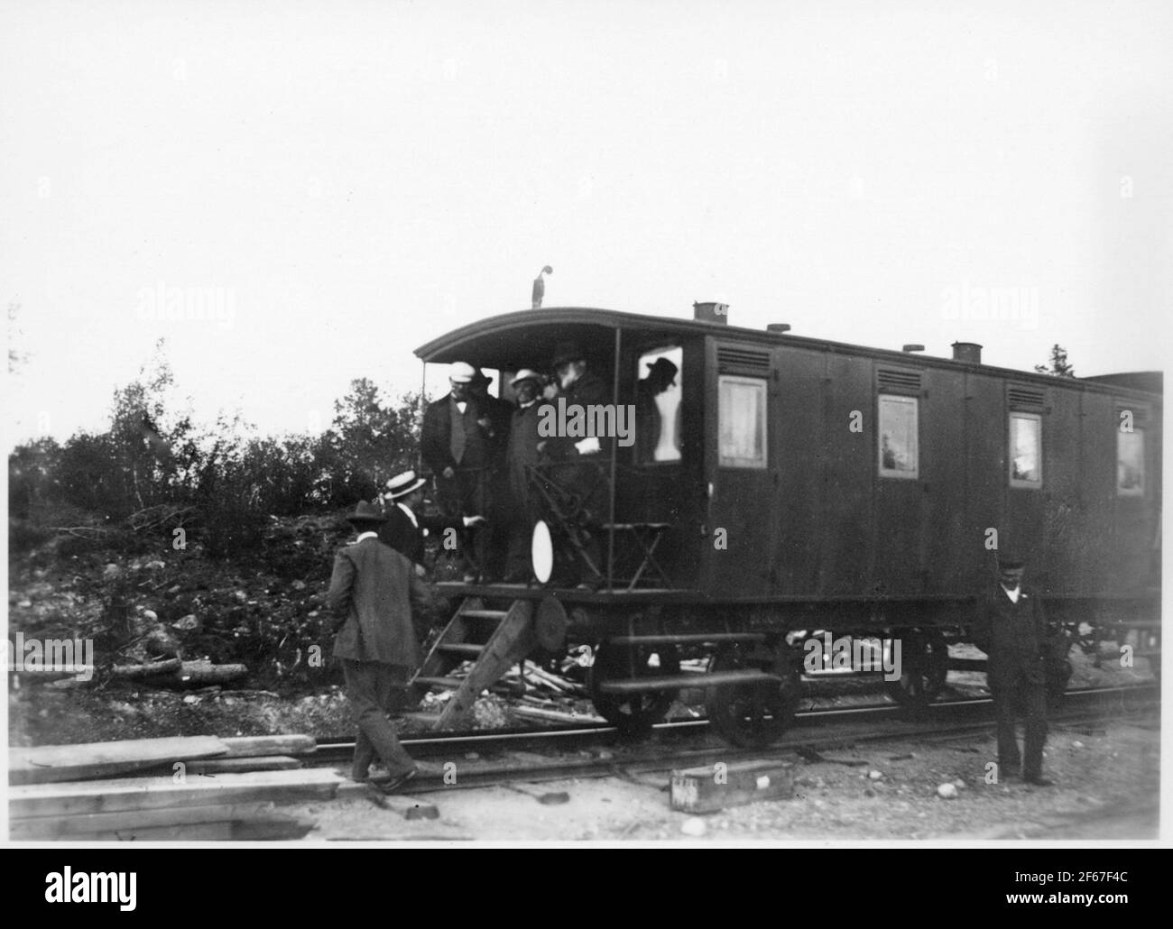 Les fonctionnaires en déplacement lors de l'inspection de la frontière nationale. Banque D'Images