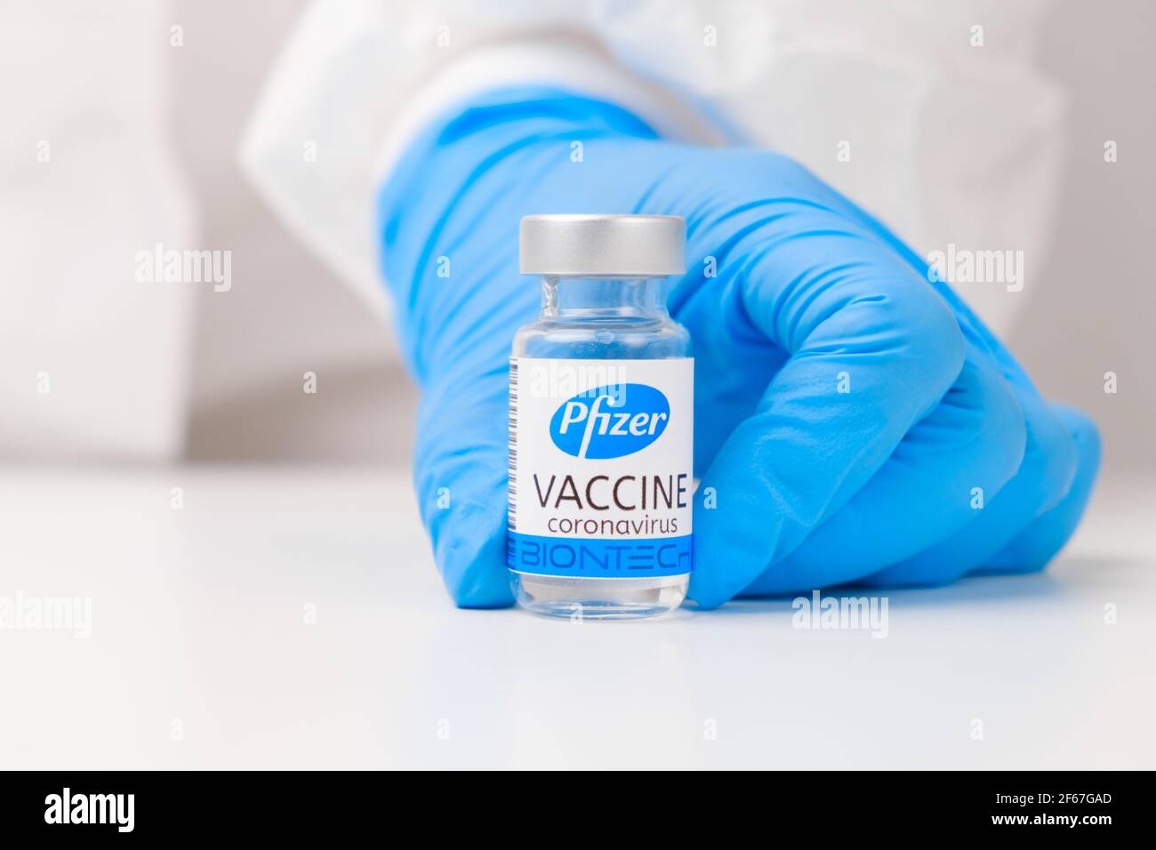 Pfizer vaccin contre Covid-19, coronavirus ou SRAS-COV-2 dans la main du médecin en gants de caoutchouc, mars 2021, San Francisco, États-Unis Banque D'Images