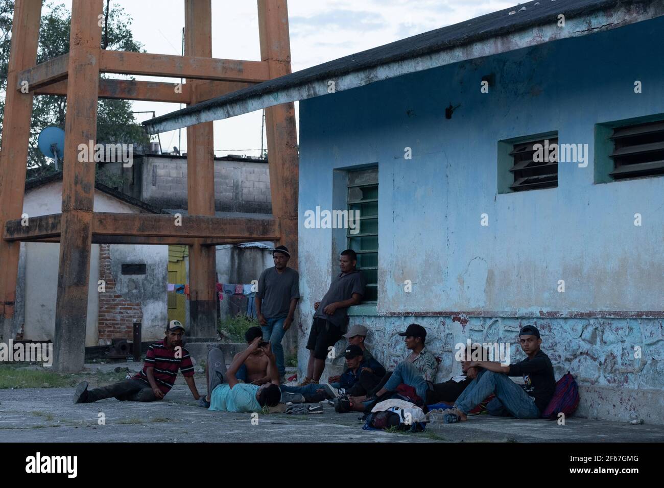 Les migrants honduriens dans leur voyage avec le rêve d'atteindre la frontière des États-Unis. Malgré la situation de Covid dans le monde, des centaines de migrants rejoignent le voyage pour atteindre les États-Unis en raison de la situation économique et des possibilités d'emploi dans leur pays sont louffées. Le 29 mars 2021 à Teapa, au Mexique. Photo d'Eyepix/ABACAPRESS.COM Banque D'Images