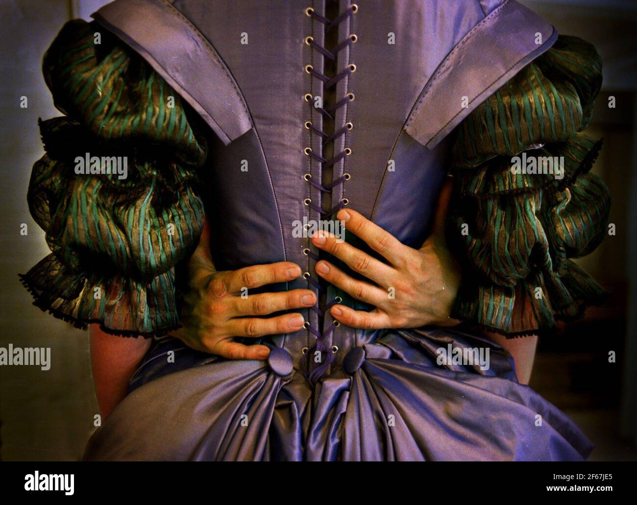 LES ACTEURS HATTIE MORAHAN ET STEPHEN NOONAN RÉPÈTENT POUR "L'AMOUR DANS UN BOIS" AU SWAN THEATRE STRATFORD À COTUMES CONÇU PAR SUE WILLMINGTON LES COSTUMES PRÉSENTENT DES CORSETS POUR LES HOMMES ET LES FEMMES. 10/4/01 PILSTON Banque D'Images