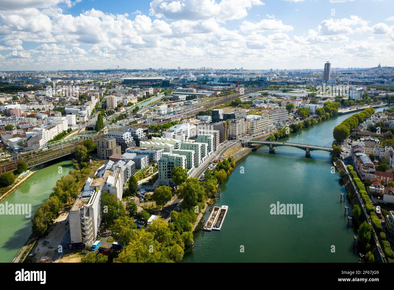 Immeuble moderne au bord de la rivière en ville. Vue aérienne de l'immobilier résidentiel à Saint Denis, France Banque D'Images