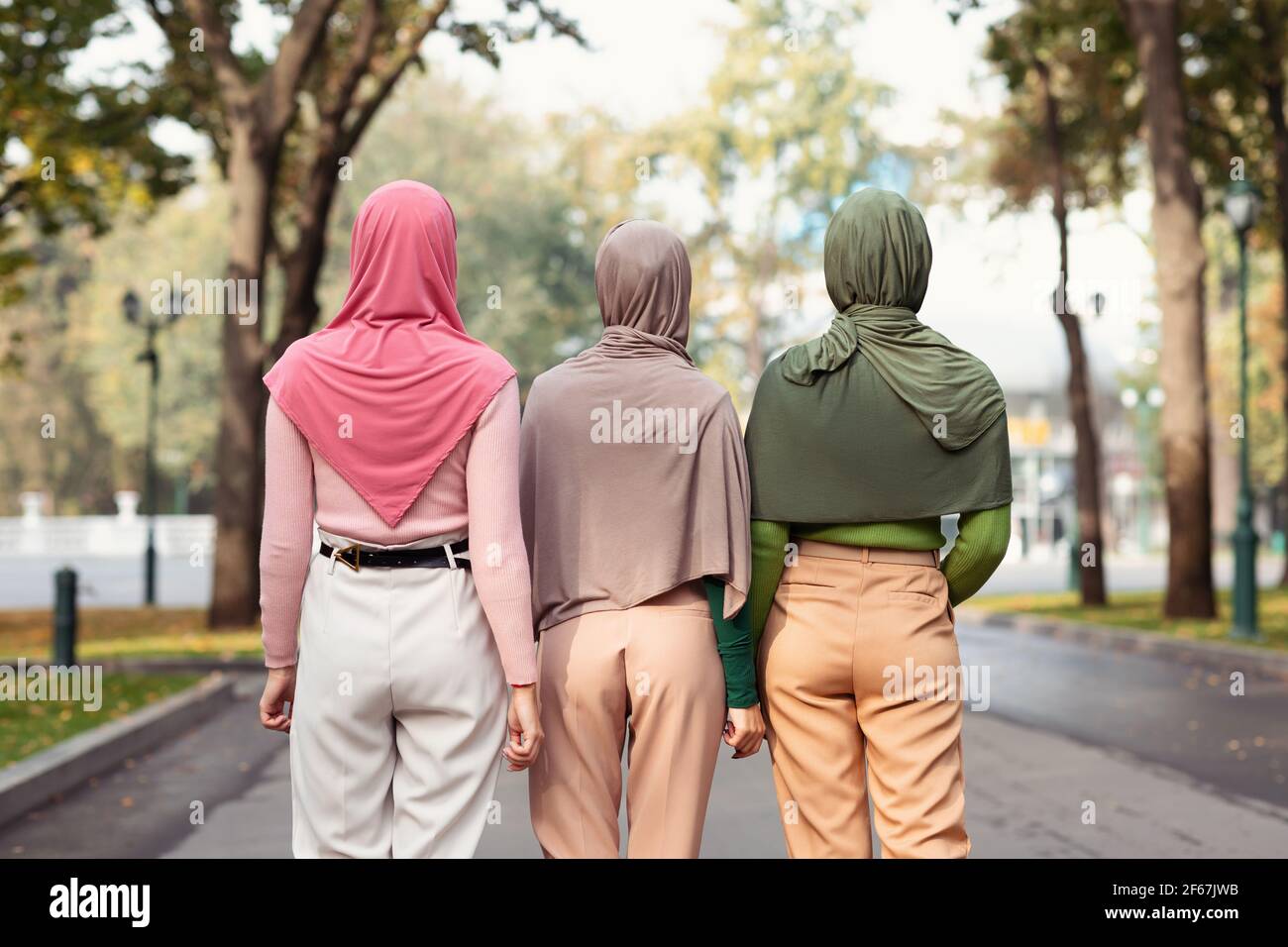 Les femmes musulmanes dos Banque de photographies et d'images à haute  résolution - Alamy