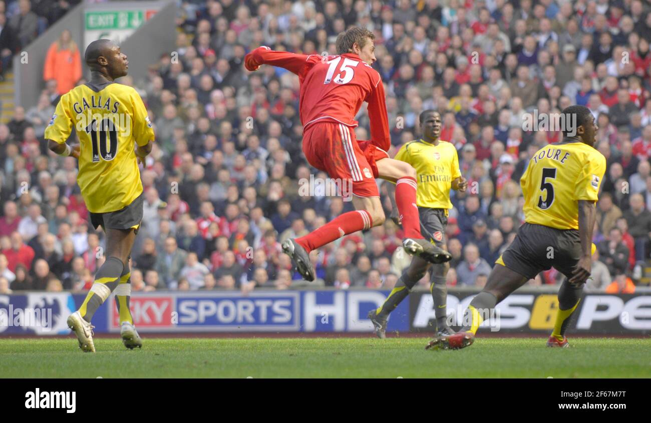 Peter Crouch marque son 3e et le 4e but de Liverpool. Banque D'Images Peter Crouch marque son 3e et le 4e but de Liverpool. Banque D'Images