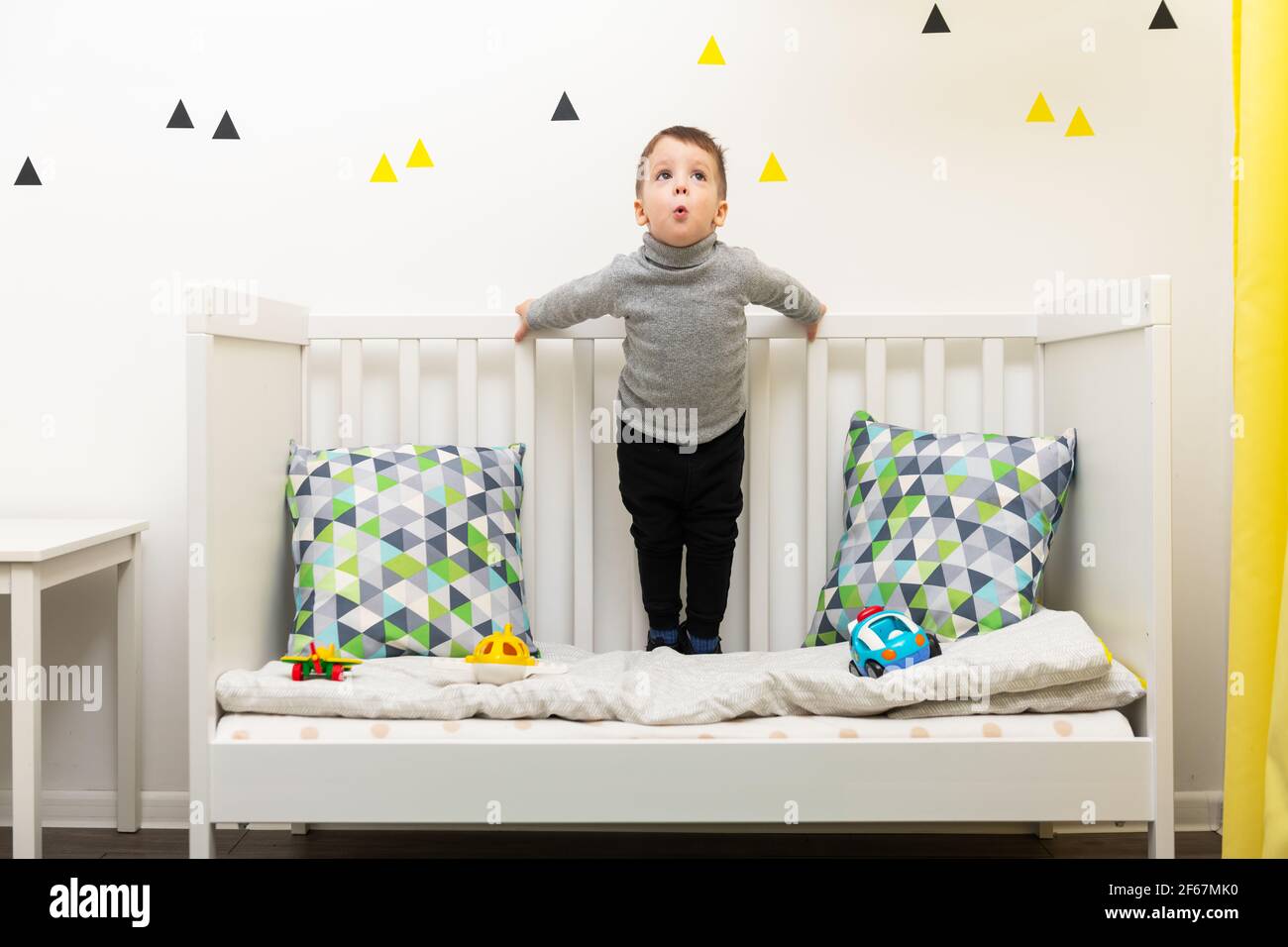 Le jeune garçon caucasien joue avec des jouets colorés Banque D'Images