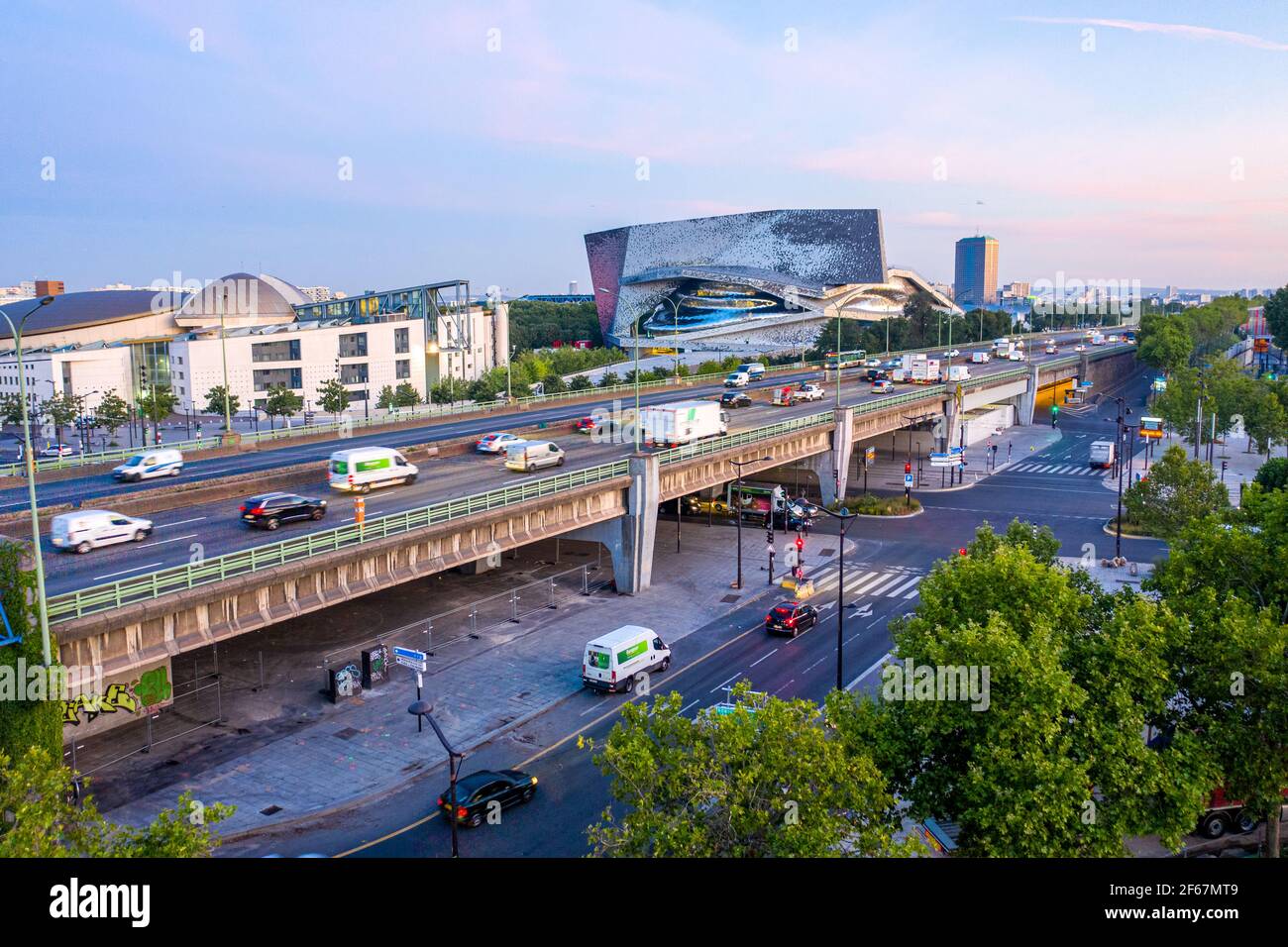 Infrastructure de transport routier à plusieurs voies et à plusieurs niveaux. Trafic à Paris au bâtiment Paris Philharmonie. Transport de passagers ou de marchandises. Banque D'Images