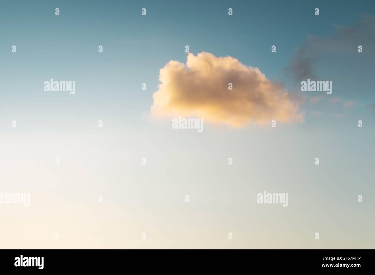 Ciel bleu et petit nuage doux Banque D'Images
