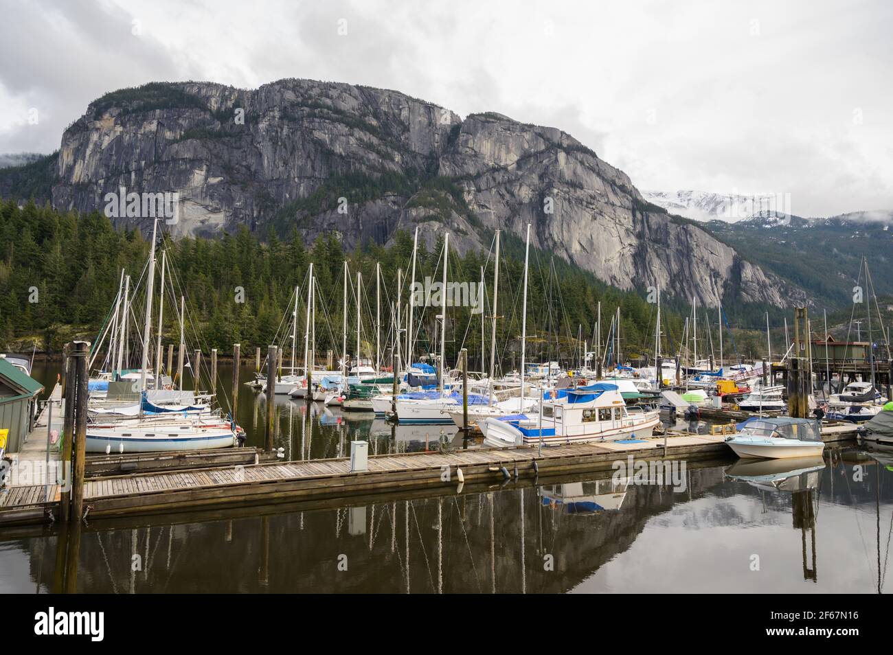 Squamish Colombie-Britannique, Canada - 6 mars 2021 : le club de yacht Squamish, le long du front de mer de Squamish, avec le chef Stawamish dans le backgrou Banque D'Images