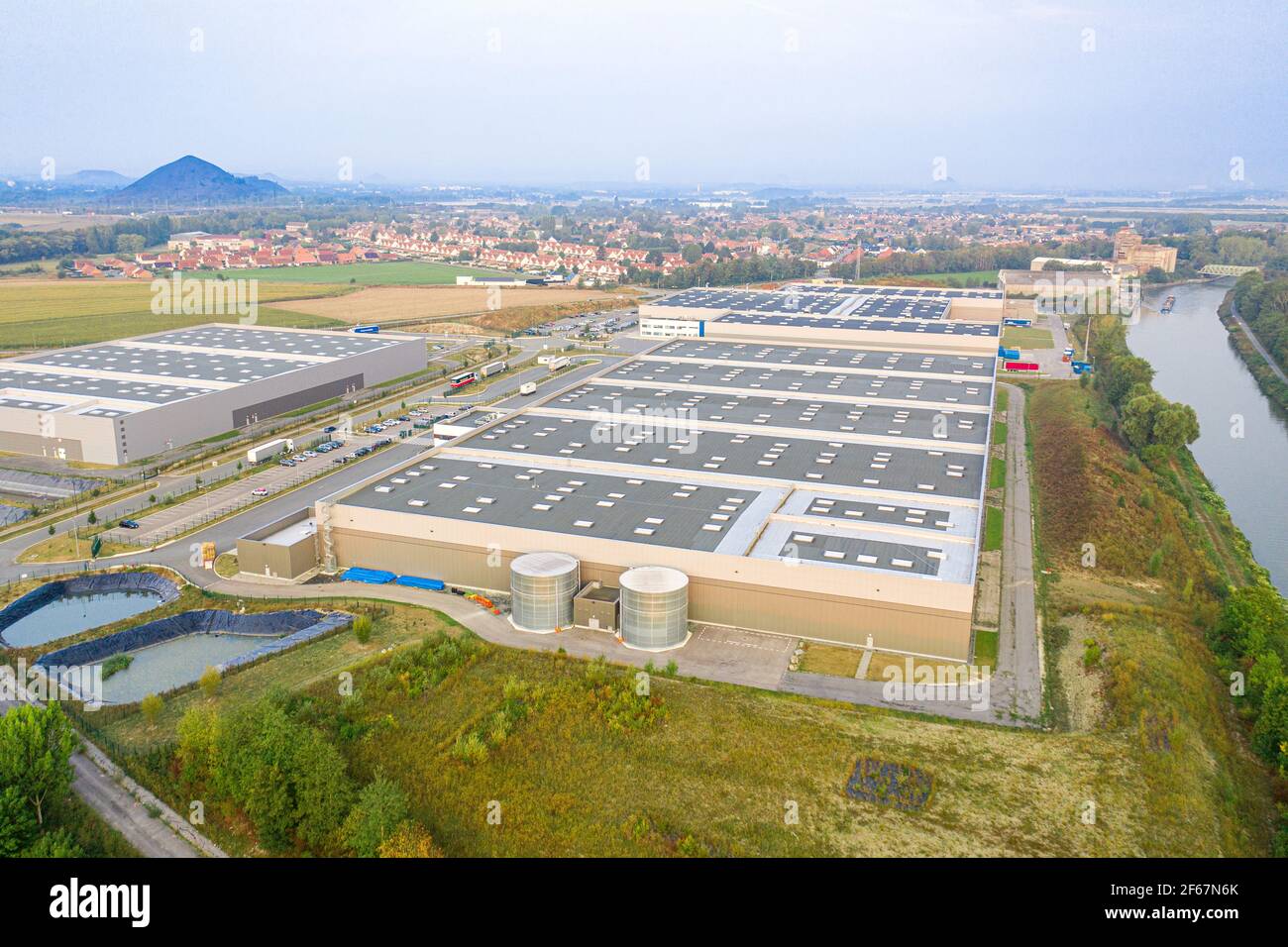 Vue sur le bâtiment de l'entrepôt de distribution de drone. Grands couloirs en banlieue. Transport et logistique, bâtiment industriel moderne et technologie. Banque D'Images
